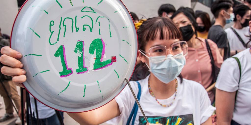 Des manifestants thaïlandais et birmans échangent des démonstrations de dissidence