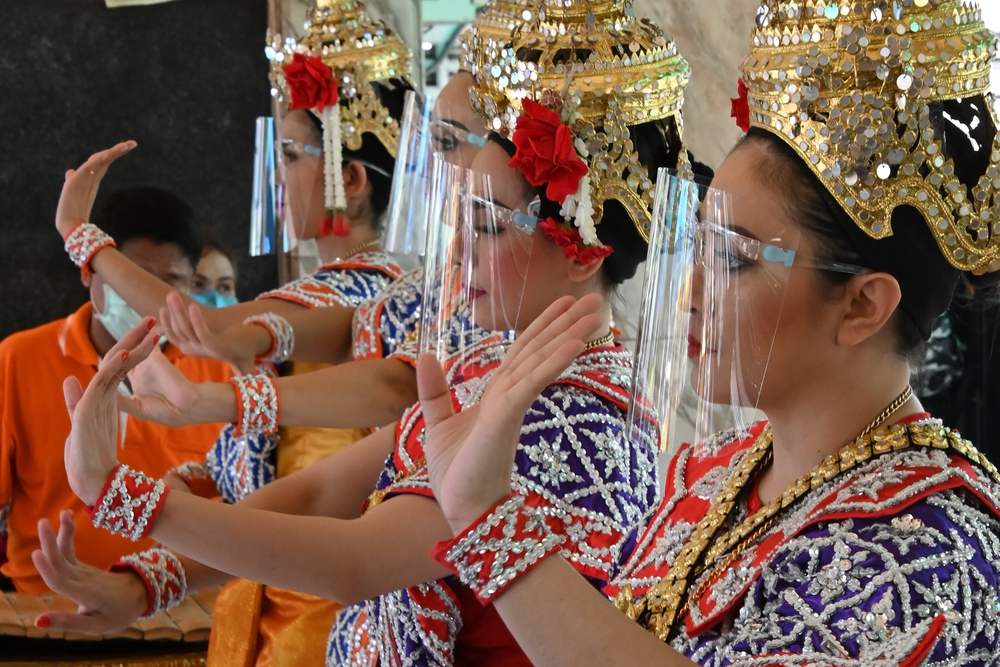 Le groupe de travail thaïlandais sur le COVID-19 déclare que les zones dépendant du tourisme seront `` hautement prioritaires '' pour la vaccination