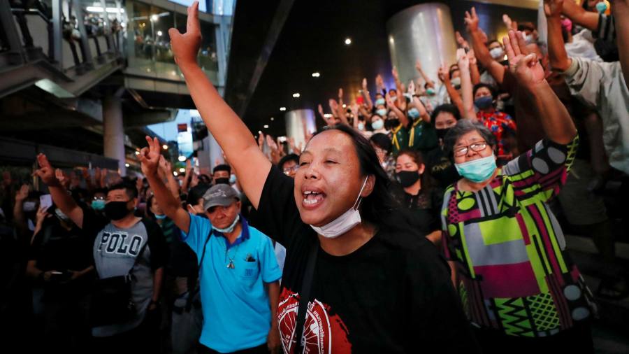 Les manifestants thaïlandais tournent leur colère contre les grandes entreprises du pays