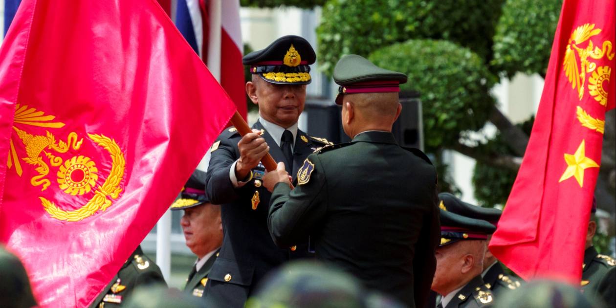 Les officiers d'élite du roi de Thaïlande "Red Rim" entrent en scène