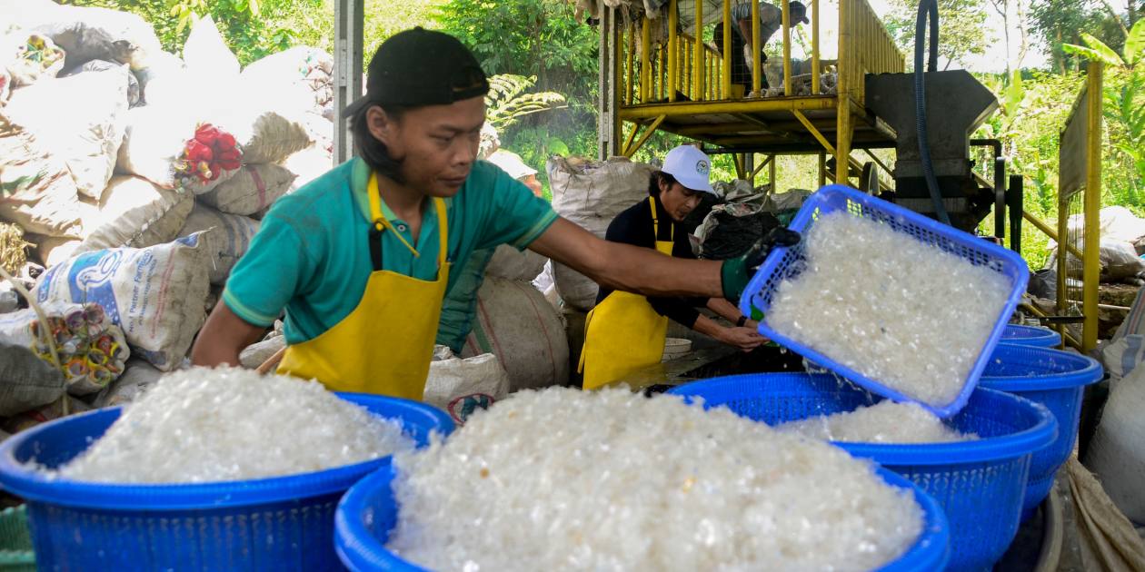 Le passage de l'Asie au recyclage du plastique nécessite plus de capitaux