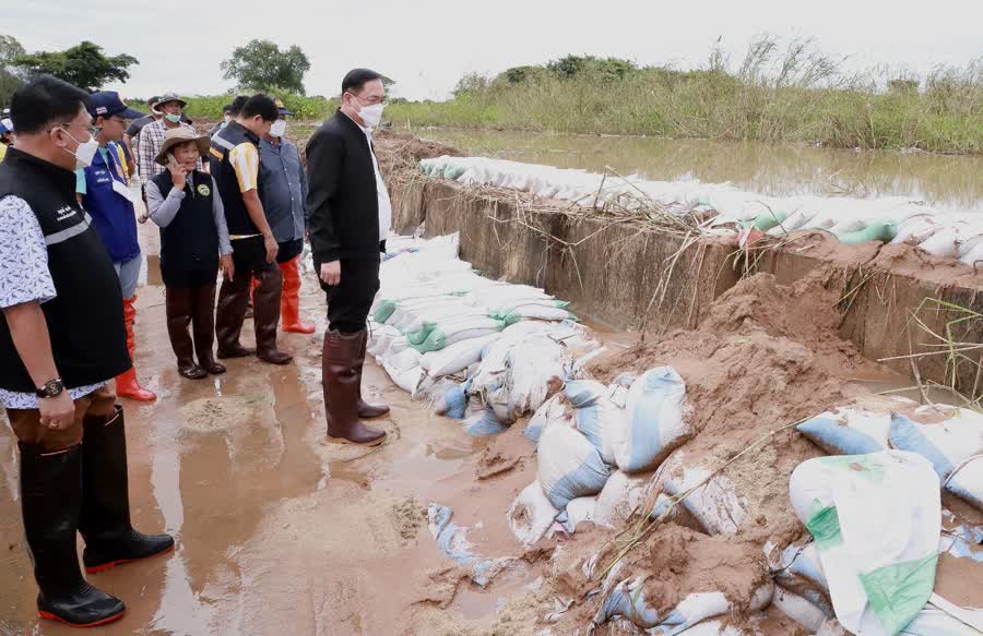 Le ministre Anucha inspecte les inondations à Chai Nat