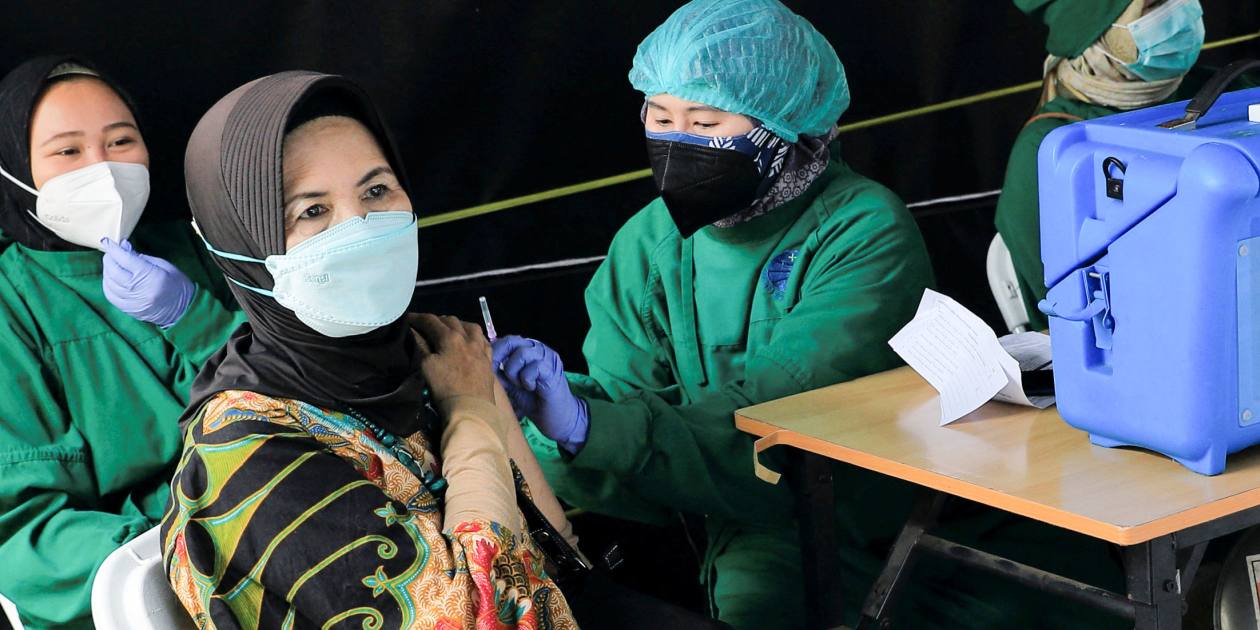 Le vaccin COVID de l'Indonésie montre la poussée de la région vers la troisième voie