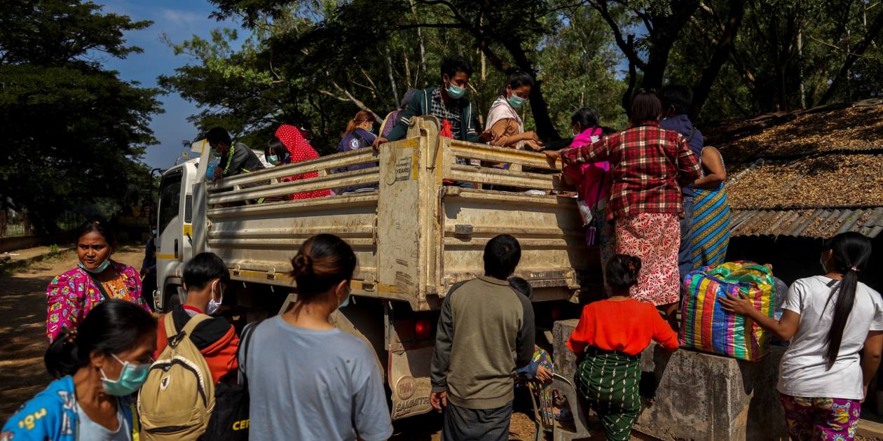 Armée du Myanmar, fusées éclairantes de combat rebelles ;  des milliers fuient vers la Thaïlande