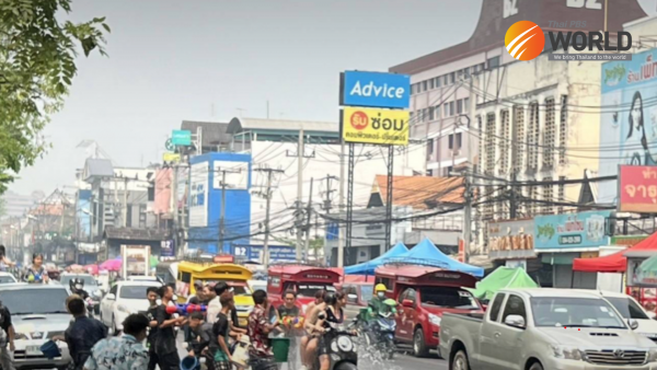 Les habitants et les touristes de Chiang Mai bravent la pollution de l'air pour célébrer Songkran